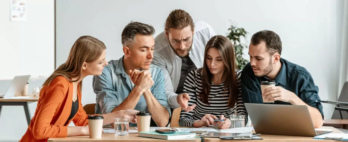 Brainstorming ist eine aus der Sozialpsychologie abgeleitete Technik, die darauf abzielt, Gruppenentscheidungen zu verbessern.